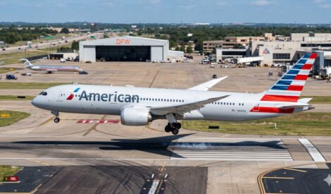 מטוס של חברת אמריקן איירליינס (American Airlines). תמונת אילוסטרציה לכתבה בנושא תובענה ייצוגית נגד חברת תעופה בגין עיכוב טיסה, ביטולים וזכויות פיצוי לפי חוק שירותי תעופה.